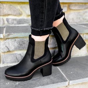 NWT Chelsea Boots